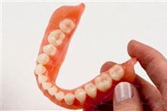 Protesi totale in resina acrilica con denti del commercio in composito