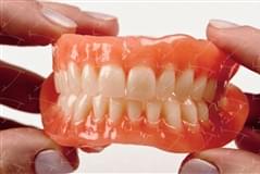 Protesi totale in resina acrilica con denti del commercio in resina acrilica