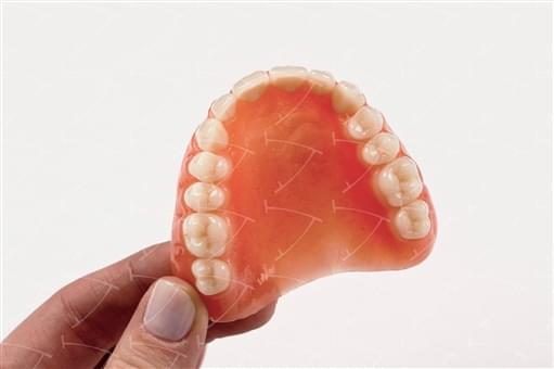Protesi totale in resina acrilica con denti del commercio in resina acrilica